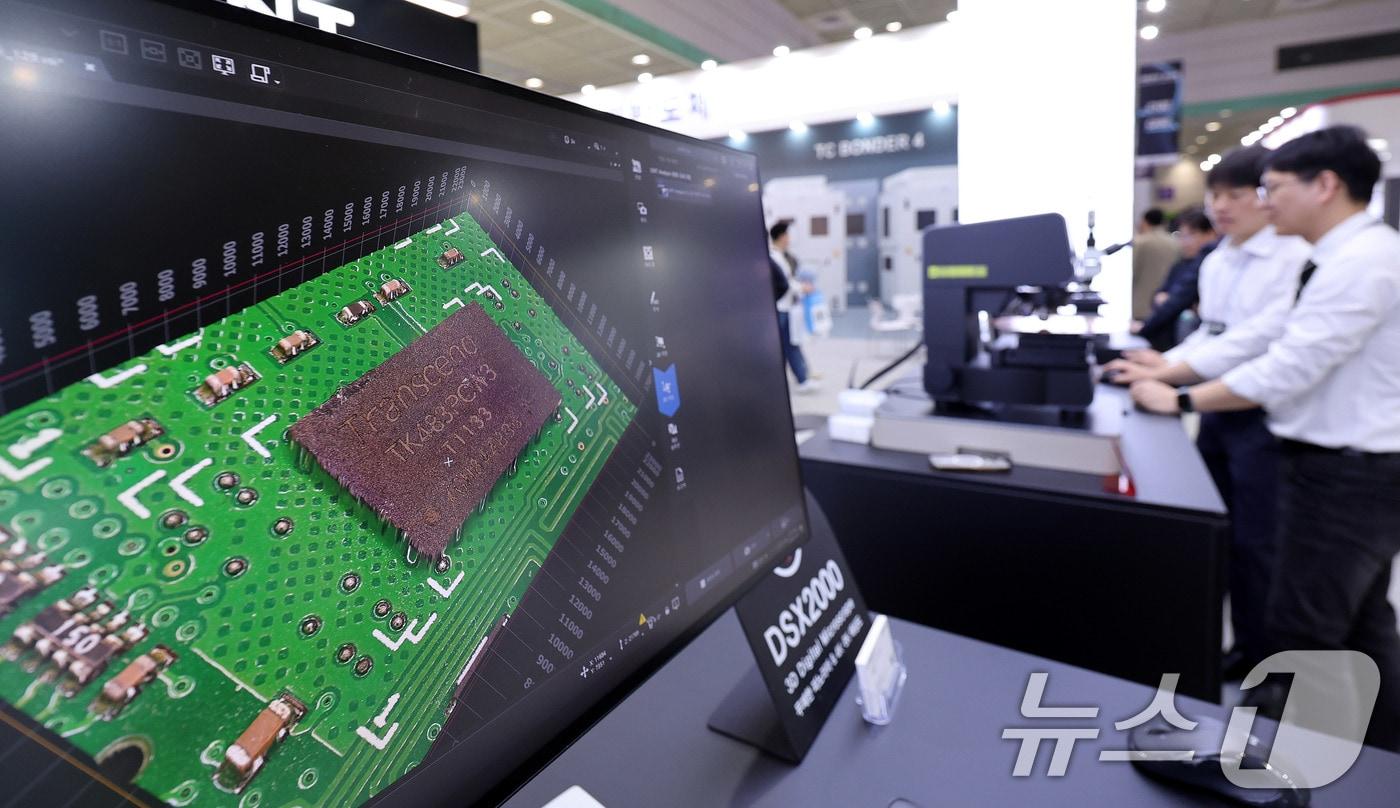 22일 서울 강남구 코엑스에서 열린 제27회 반도체 대전&#40;SEDEX 2025&#41;을 찾은 관람객들이 전시를 둘러보고 있다.  2025.10.22/뉴스1 ⓒ News1 박지혜 기자