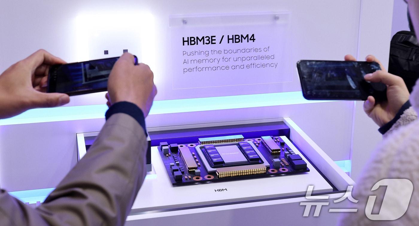 지난달 22일 서울 강남구 코엑스에서 열린 제27회 반도체 대전&#40;SEDEX 2025&#41;을 찾은 관람객이 삼성전자 부스에서 HBM4를 둘러보고 있다.  2025.10.22/뉴스1 ⓒ News1 박지혜 기자