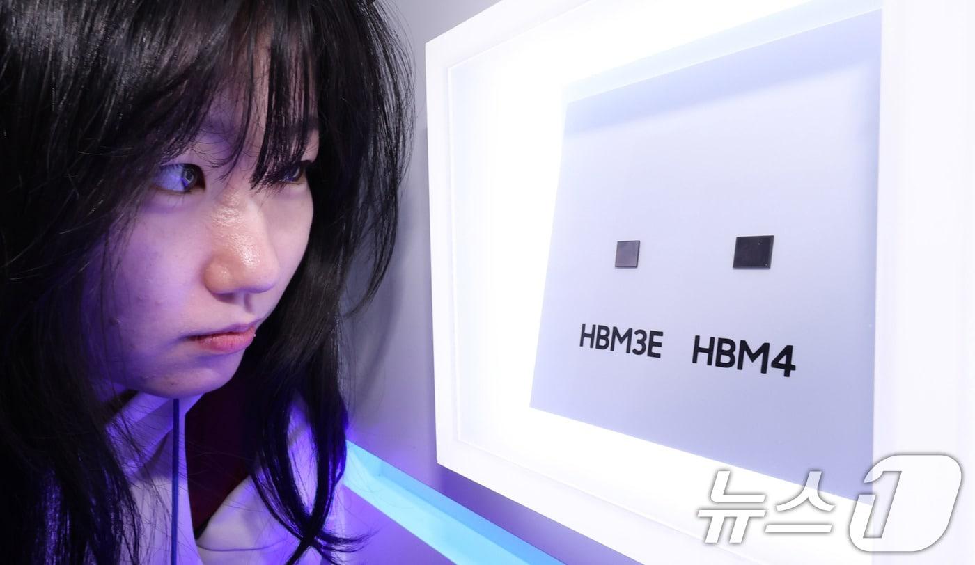 22일 서울 강남구 코엑스에서 열린 제27회 반도체 대전&#40;SEDEX 2025&#41;을 찾은 관람객이 공개된 삼성전자 HBM4 실물을 살펴보고 있다. 한국반도체산업협회가 오는 24일까지 개최하는 이 행사는 국내 최대 반도체 전문전시회로 메모리 반도체, 시스템 반도체, 장비·부분품, 재료, 설비, 센서 분야 등 반도체 산업 생태계 전 분야가 참가했다. 2025.10.22/뉴스1 ⓒ News1 박지혜 기자