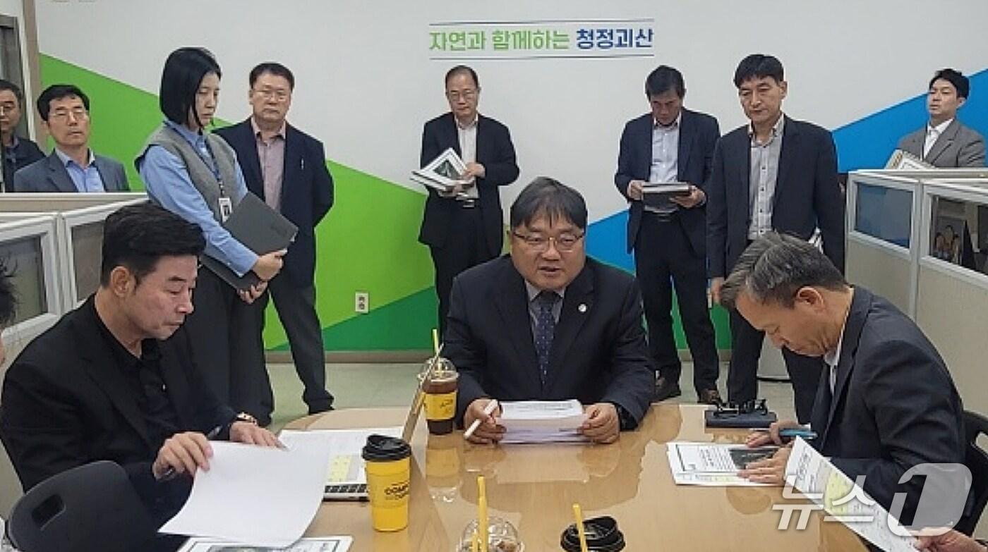 장우성 충북 괴산 부군수가 22일 장연면 오가리 골프장 조성과 관련한 논란에 대해 설명하고 있다.2025.10.22.ⓒ 뉴스1