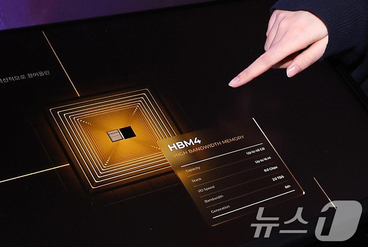 본문 이미지 - 10월 22일 서울 강남구 코엑스에서 열린 제27회 반도체 대전&#40;SEDEX 2025&#41;을 찾은 관람객이 공개된 SK하이닉스 HBM4 실물을 살펴보고 있다. 2025.10.22/뉴스1 ⓒ News1 박지혜 기자
