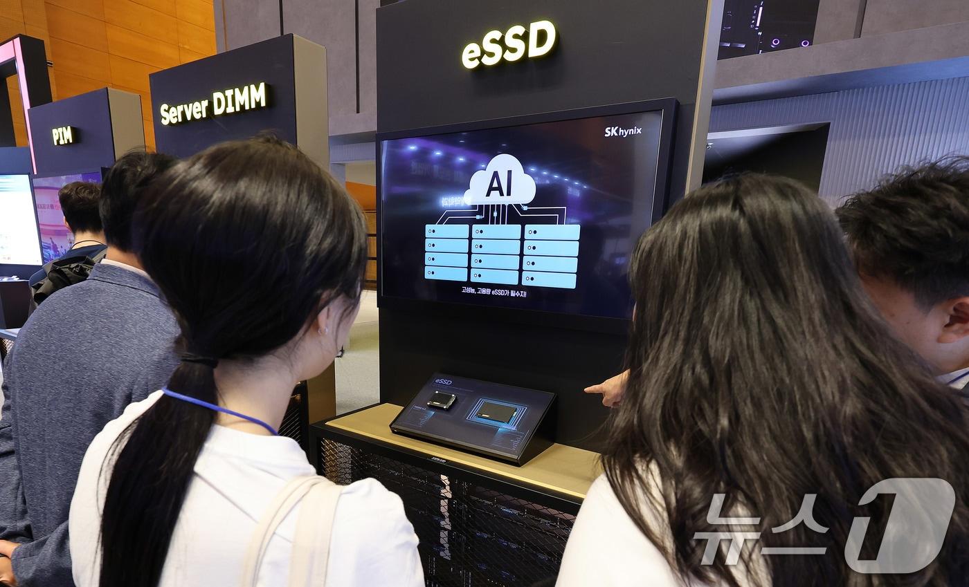 본문 이미지 - 서울 강남구 코엑스에서 열린 제27회 반도체 대전(SEDEX 2025)을 찾은 관람객들이 SK하이닉스 부스를 둘러보고 있다.2025.10.22 ⓒ 뉴스1 박지혜 기자