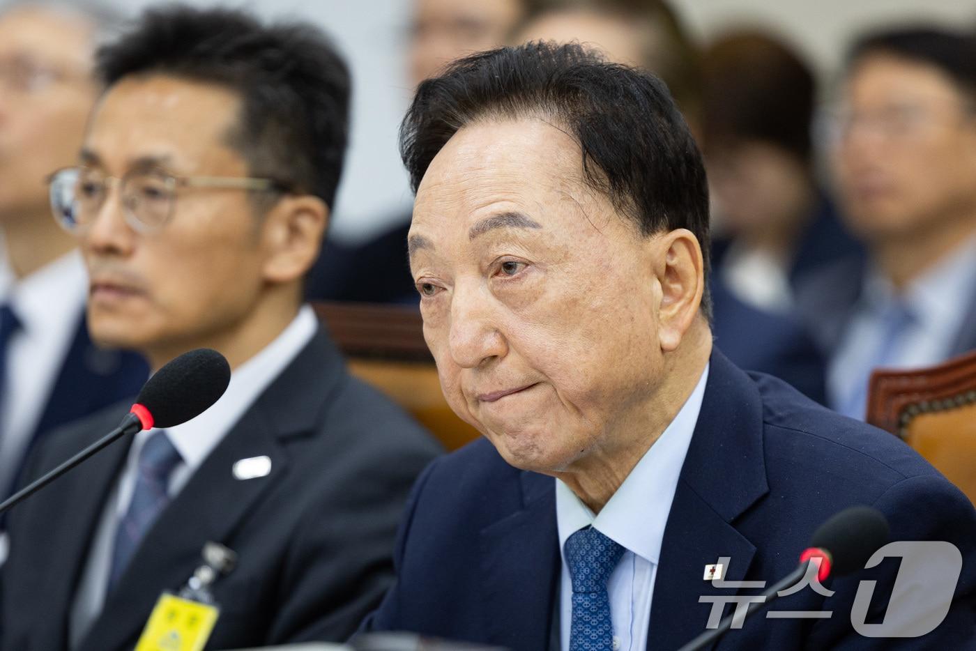 김철수 대한적십자사 회장이 22일 서울 여의도 국회에서 열린 보건복지위원회의 한국보건산업진흥원 등에 대한 국정감사에 출석해 굳은 표정으로 의원 질의를 듣고 있다. 2025.10.22/뉴스1 ⓒ News1 유승관 기자