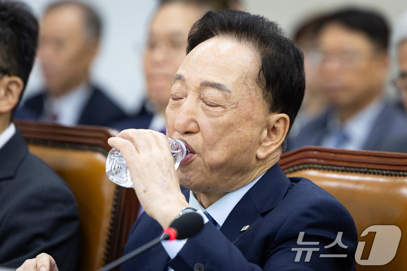 김철수 대한적십자사 회장이 22일 서울 여의도 국회에서 열린 보건복지위원회의 한국보건산업진흥원 등에 대한 국정감사에 출석해 물을 마시고 있다. 2025.10.22/뉴스1 ⓒ News1 유승관 기자