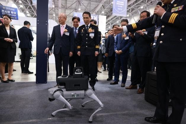 본문 이미지 - 유재성 경찰청장 직무대행이 22일 인천 송도컨벤시아에서 열린 '제7회 국제치안산업대전’을 찾아 관계자로 부터 설명을 듣고 있다. (경찰청 제공. 재판매 및 DB금지) 2025.10.22/뉴스1