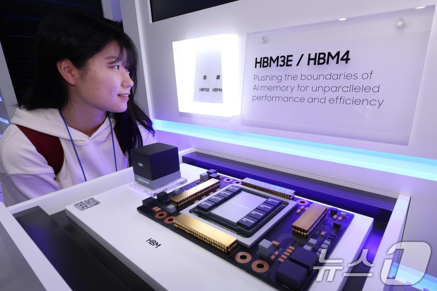 본문 이미지 - 22일 서울 강남구 코엑스에서 열린 제27회 반도체 대전(SEDEX 2025)을 찾은 관람객이 삼성전자 부스에서 HBM4를 둘러보고 있다. 2025.10.22/뉴스1 ⓒ News1 박지혜 기자