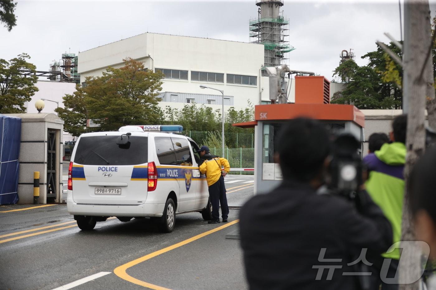 지난 17일 6명의 사상자를 낸 울산 SK에너지 수소 제조 공장 폭발사고의 정확한 사고 원인 규명을 위한 합동감식 경찰 차량이 22일 SK에너지 공장으로 진입하고 있다. 2025.10.22/뉴스1 ⓒ News1 박정현 기자