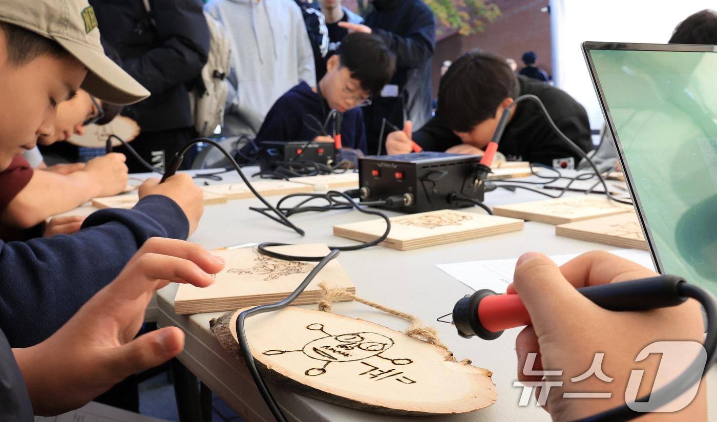 본문 이미지 - 학생들이 체험활동하는 장면 (자료사진) /뉴스1 