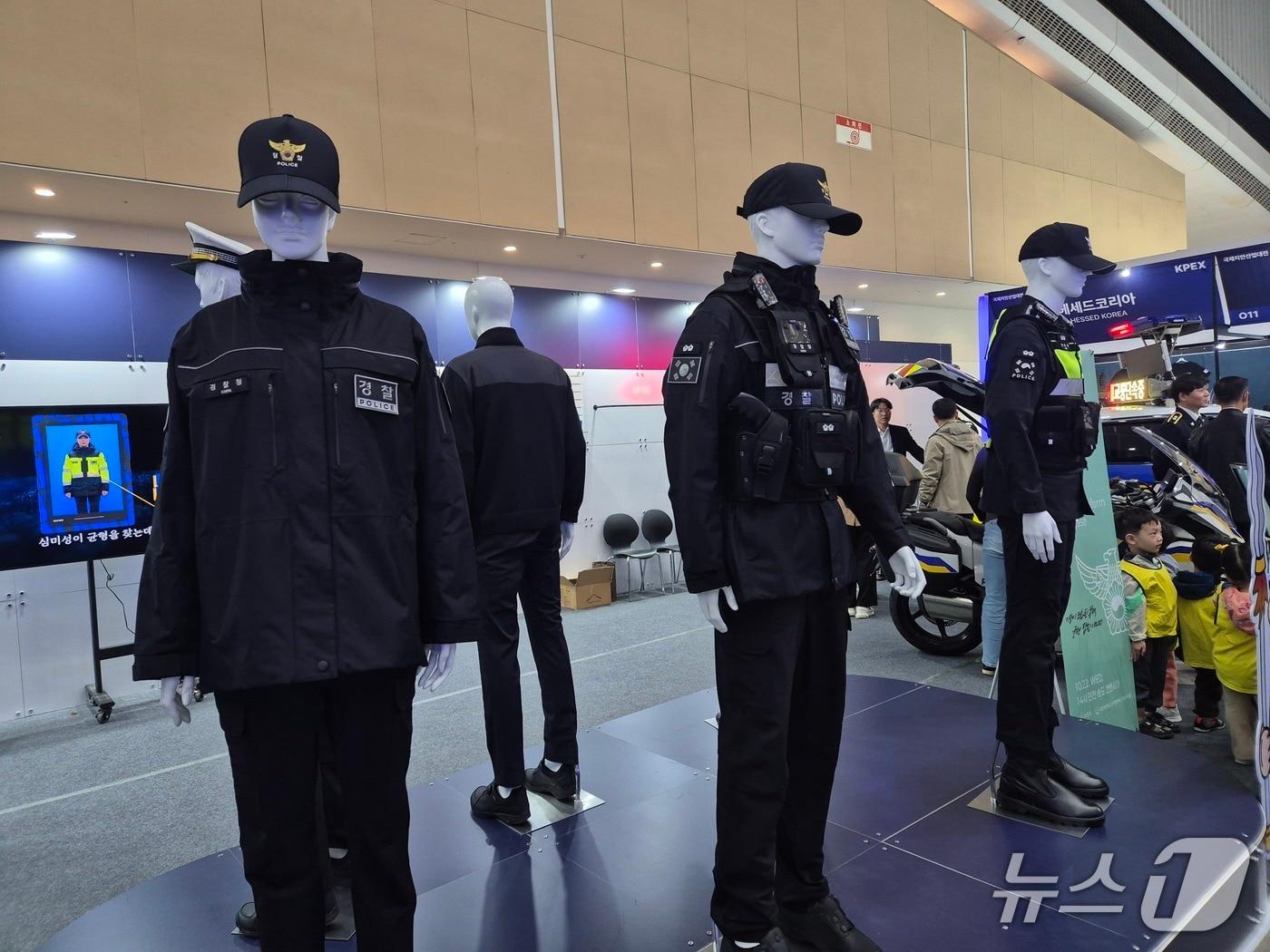 본문 이미지 - 경찰이 22일 치안산업대전에서 공개한 새 경찰 외근복(경찰청)