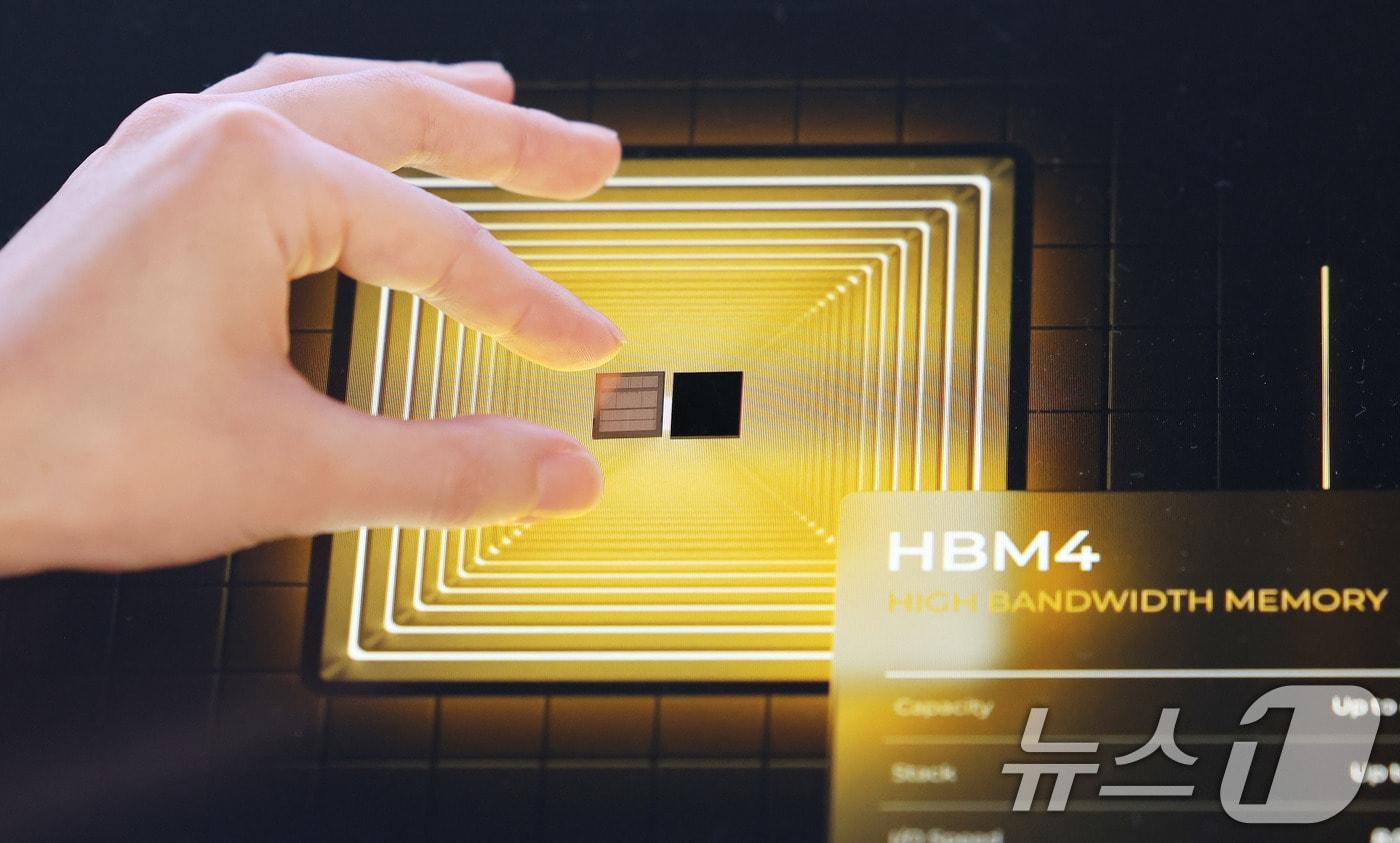 SK하이닉스 HBM4 실물. 2025.10.22/뉴스1 ⓒ News1 박지혜 기자