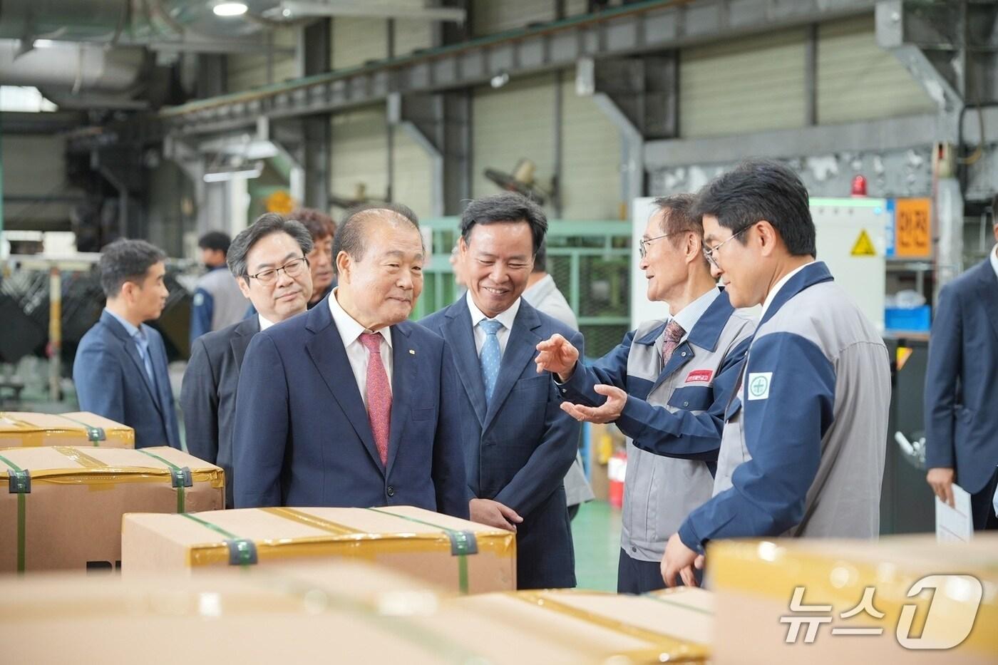 양재생 부산상의 회장(앞줄 왼쪽 첫번째)이 22일 금고 제조 전문기업인 디프로매트를 방문한 모습 (부산상의 제공. 재판매 및 DB금지)