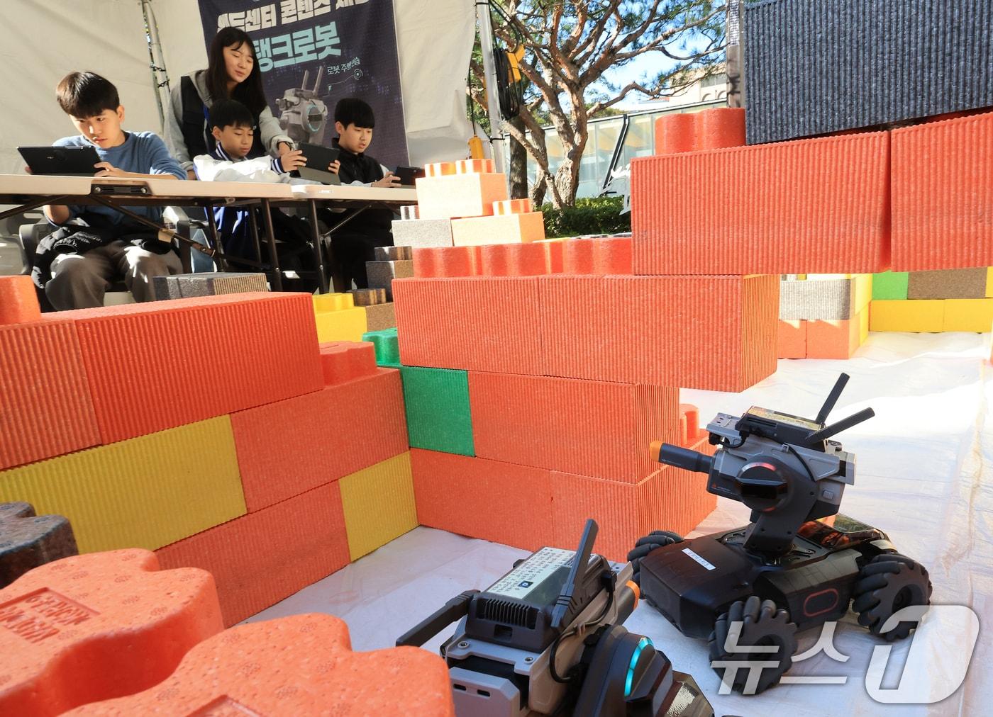 본문 이미지 - 청소년 탱크로봇 서바이벌 체험 장면 (자료사진) /뉴스1 ⓒ News1 