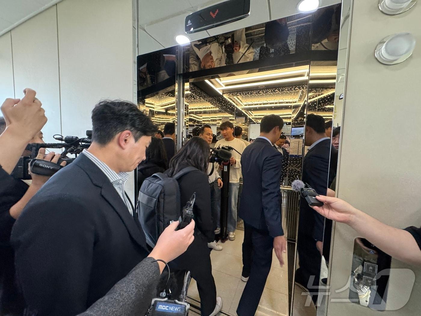 본문 이미지 - 22일 오후 1시 15분께 순직해병 특검팀 관계자들이 김철문 전북경찰청장실에서 압수수색을 마치고 나오고 있다. 2025.10.22/뉴스1 ⓒ News1 장수인 기자