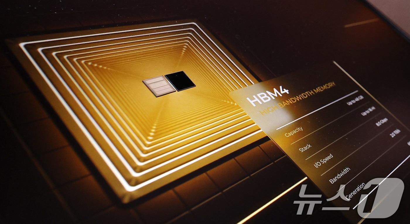 22일 서울 강남구 코엑스에서 열린 제27회 반도체 대전&#40;SEDEX 2025&#41;에서 SK하이닉스 HBM4 실물이 공개되고 있다. 한국반도체산업협회가 오는 24일까지 개최하는 이 행사는 국내 최대 반도체 전문전시회로 메모리 반도체, 시스템 반도체, 장비·부분품, 재료, 설비, 센서 분야 등 반도체 산업 생태계 전 분야가 참가했다. 2025.10.22/뉴스1 ⓒ News1 박지혜 기자