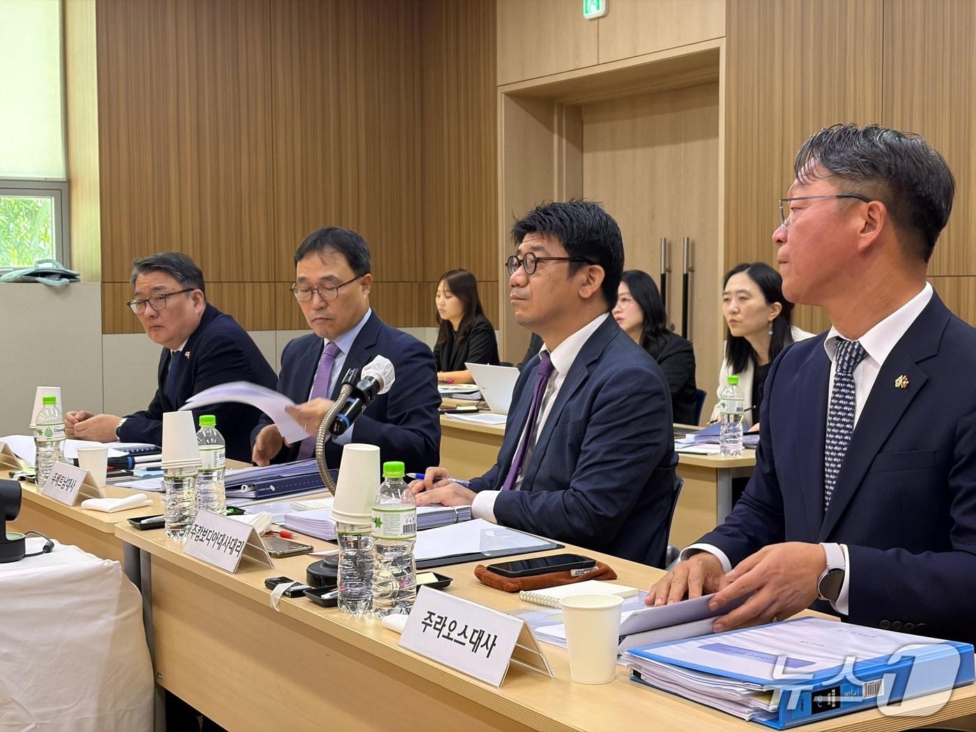 본문 이미지 - 2일 캄보디아 프놈펜 소재 주캄보디아대사관에서 열린 국회 외교통일위원회 국정감사에 출석한 김현수&#40;오른쪽에서 두 번째&#41; 주캄보디아 대사대리. 2025.10.22. 김종훈 기자 / 뉴스1 ⓒ News1