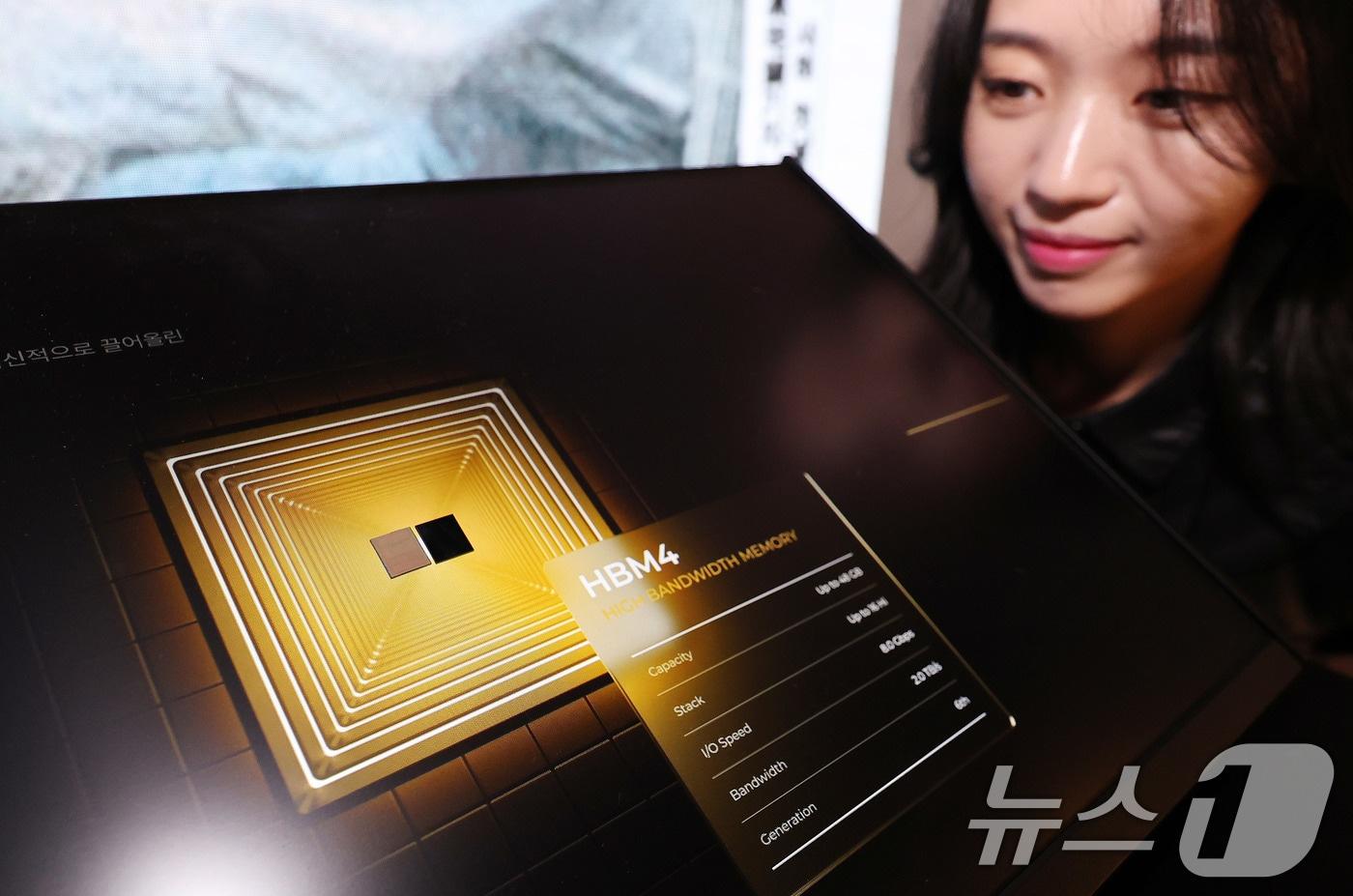 22일 서울 강남구 코엑스에서 열린 제27회 반도체 대전&#40;SEDEX 2025&#41;을 찾은 관람객이 공개된 SK하이닉스 HBM4 실물을 살펴보고 있다. 한국반도체산업협회가 오는 24일까지 개최하는 이 행사는 국내 최대 반도체 전문전시회로 메모리 반도체, 시스템 반도체, 장비·부분품, 재료, 설비, 센서 분야 등 반도체 산업 생태계 전 분야가 참가했다. 2025.10.22/뉴스1 ⓒ News1 박지혜 기자