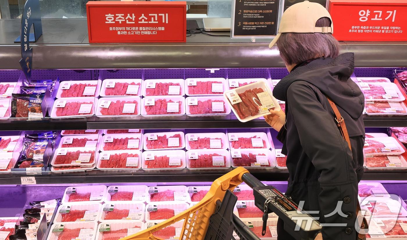 한국은행이 발표한 9월 생산자물가지수가 전월 대비 0.4% 오르며 한 달 만에 상승세로 전환됐다. 농림수산품은 전월 대비 0.4% 오르며 품목별로 상추 38.9%, 쌀 4.7%, 쇠고기 6.9%, 돼지고기 3.3%가 올랐다. 사진은 22일 서울 시내 한 마트에 소고기가 진열돼 있다. 2025.10.22/뉴스1 ⓒ News1 이호윤 기자