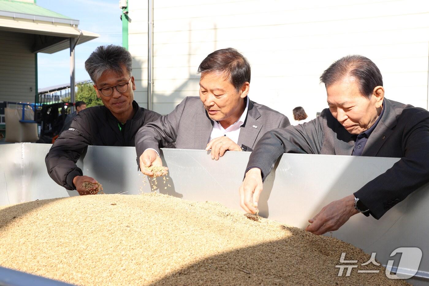 22일 전춘성 전북 진안군수(가운데)가 산물벼 수매가 한창인 진안농협 벼 건조·저장 시설(DSC)을 방문해 시설 운영 상황 점검과 현장 의견을 청취했다.(진안군제공. 재판매 및 DB금지)2025.10.22/뉴스1