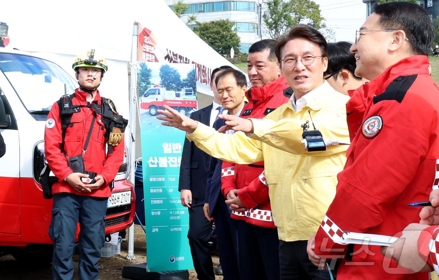 김민석 국무총리가 22일 오전 충남 공주시 금강변에서 열린 2025 산불진화 통합훈련에 앞서 산불진화 장비들에 대한 설명을 들으며 김인호 산림청장과 이야기를 나누고 있다. 2025.10.22/뉴스1 ⓒ News1 김기남 기자