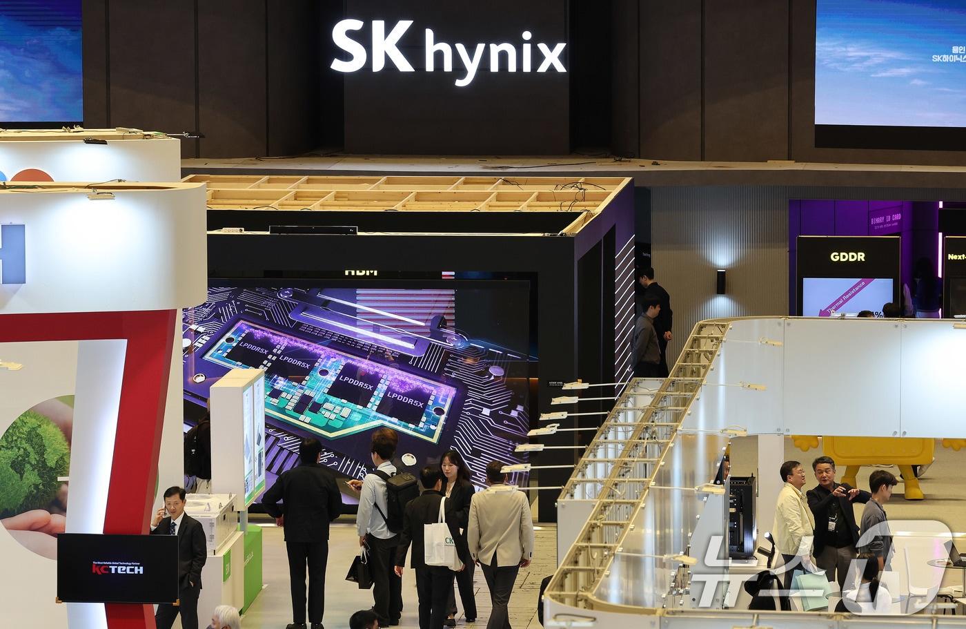 22일 서울 강남구 코엑스에서 열린 제27회 반도체 대전&#40;SEDEX 2025&#41;을 찾은 관람객들이 전시를 둘러보고 있다.  2025.10.22/뉴스1 ⓒ News1 박지혜 기자