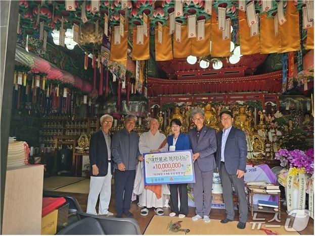 본문 이미지 - 경기도 남양주시 진건읍에 소재한 명덕사 주지 우정 스님이 전북 임실군 오수면 지역 복지 사업을 위해 사용해 달라며 1000만 원을 기탁했다.&#40;임실군제공. 재판매 및 DB금지&#41;2025.10.22/뉴스1