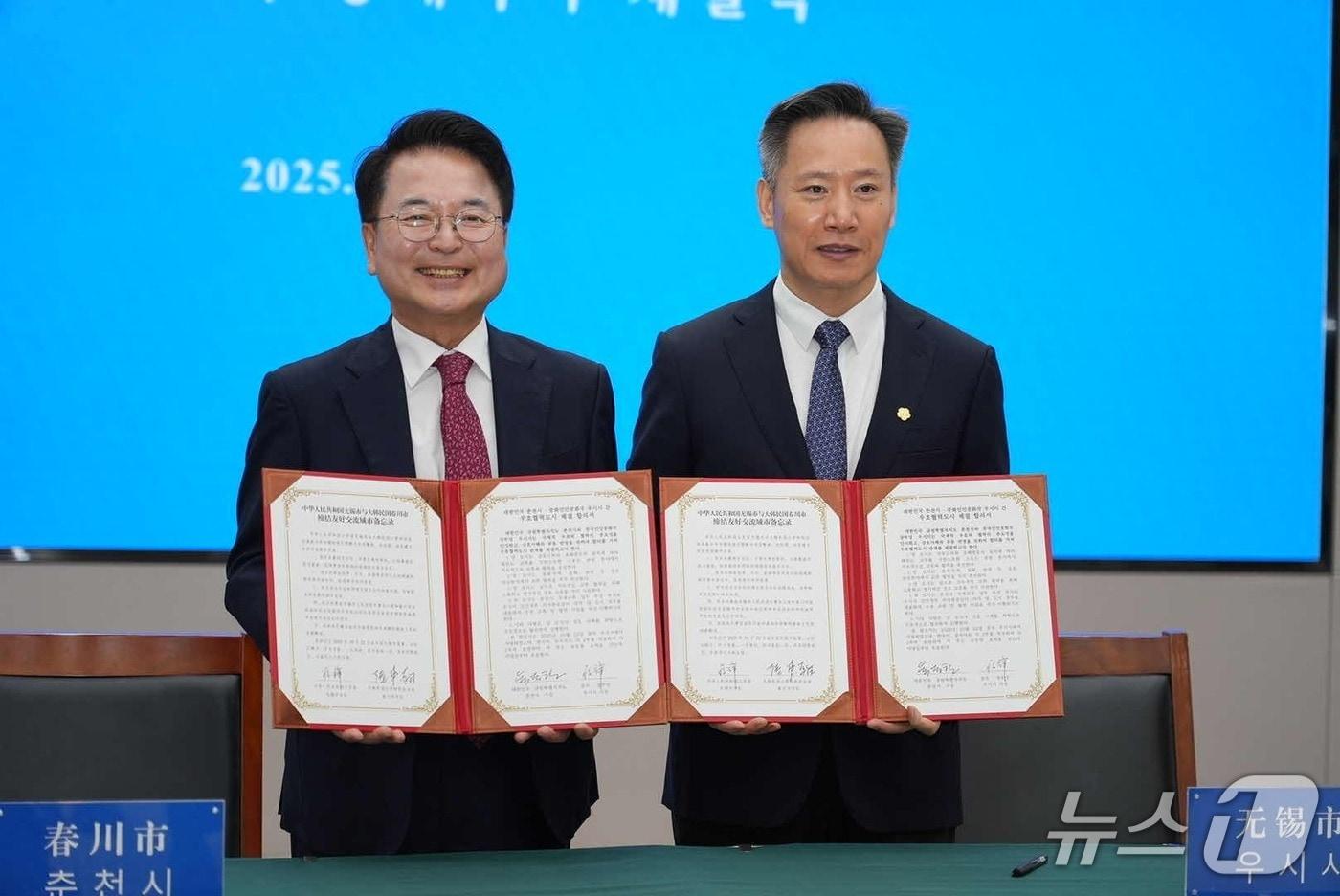 육동한 춘천시장이 22일 우시시청에서 장펑(蒋锋) 우시시장과 우호협력도시 협약을 체결한 뒤 기념촬영을 진행했다.(춘천시 제공, 재판매 및 DB금지)  