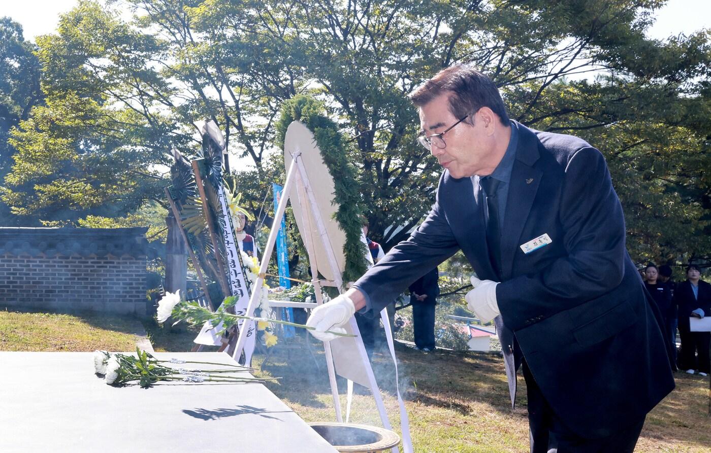 본문 이미지 - 김동일 시장이 김좌진 장군 묘역에 헌화하고 있다.(보령시 제공. 재판매 및 DB금지)/뉴스1