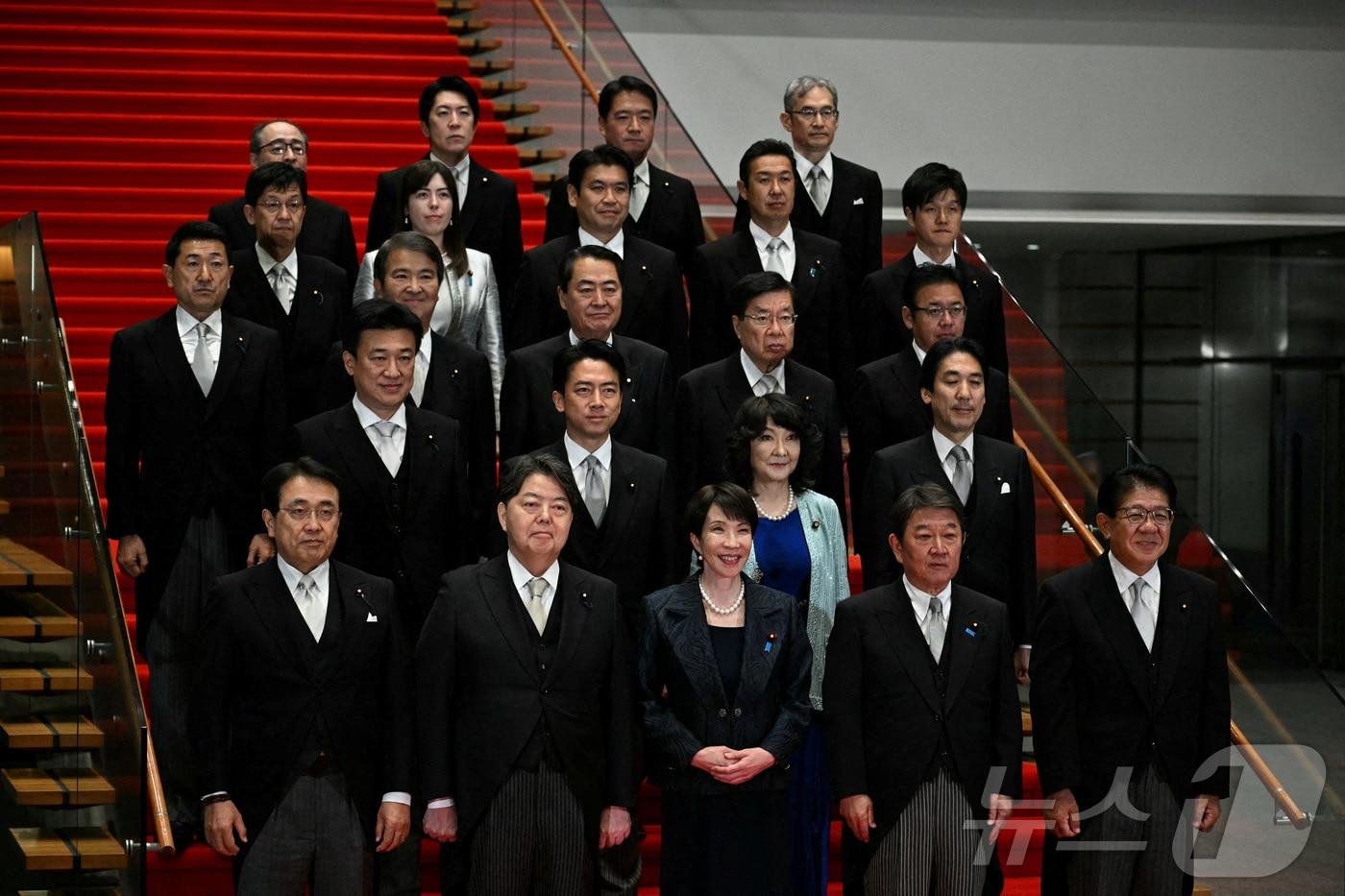 일본의 다카이치 사나에&#40;맨 첫줄 가운데&#41; 신임 총리가 21일&#40;현지시간&#41; 도쿄 총리실에서 새 각료들과 사진 포즈를 취했다. 2025.10.21 ⓒ 로이터=뉴스1 ⓒ News1 최종일 선임기자