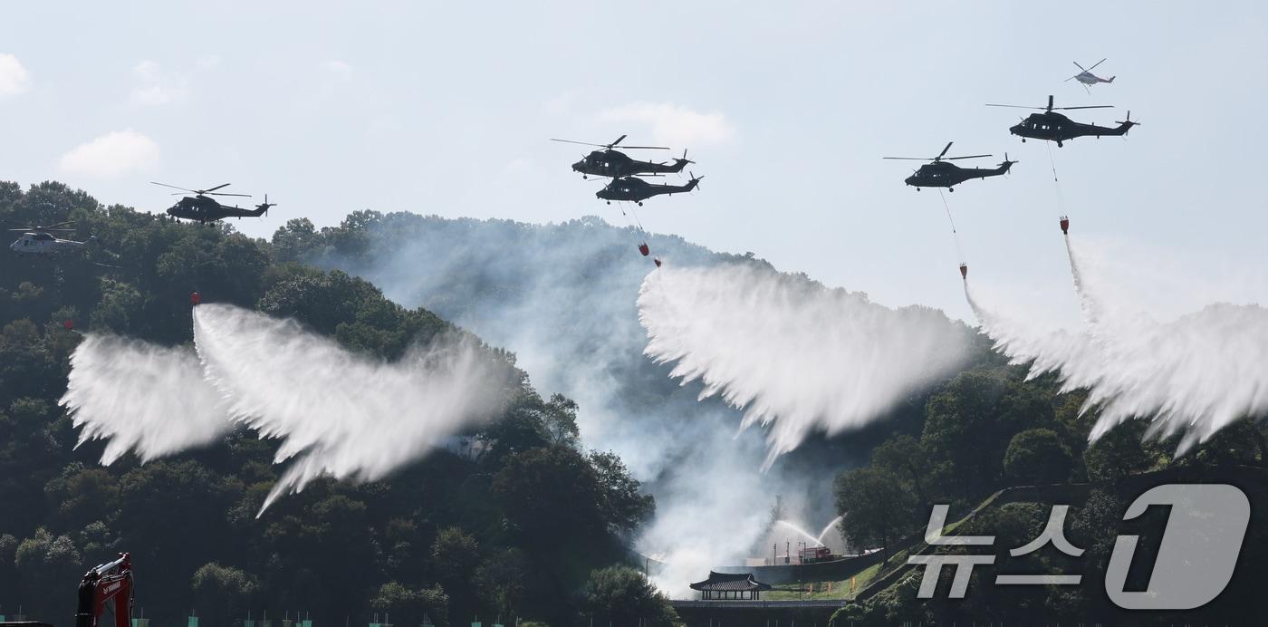 22일 충남 공주 금강변에서 열린 2025 산불진화 통합훈련에서 산불진화 헬기들이 공중 진화를 전개하고 있다. 2025.10.22/뉴스1 ⓒ News1 김기태 기자
