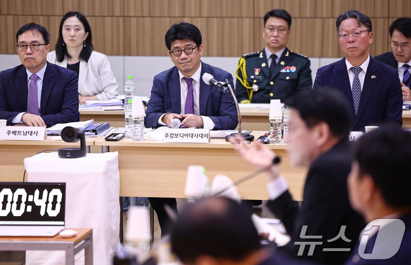 김현수 주캄보디아 대사대리가 22일&#40;현지시간&#41; 캄보디아 프놈펜 주캄보디아 한국 대사관에서 열린 외교통일위원회 주캄보디아대사관·주베트남대사관·주태국대사관·주라오스대사관에 대한 국정감사에 출석해 의원 질의를 듣고 있다. 2025.10.22/뉴스1 ⓒ News1 김도우 기자