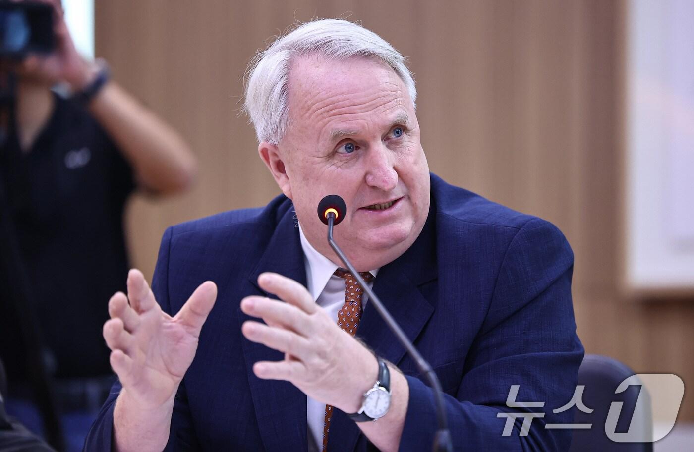 인요한 국민의힘 의원이 지난 10월 22일&#40;현지시간&#41; 캄보디아 프놈펜 주캄보디아 한국 대사관에서 열린 외교통일위원회 주캄보디아대사관·주베트남대사관·주태국대사관·주라오스대사관에 대한 국정감사에서 질의를 하고 있다. 2025.10.22/뉴스1 ⓒ News1 김도우 기자