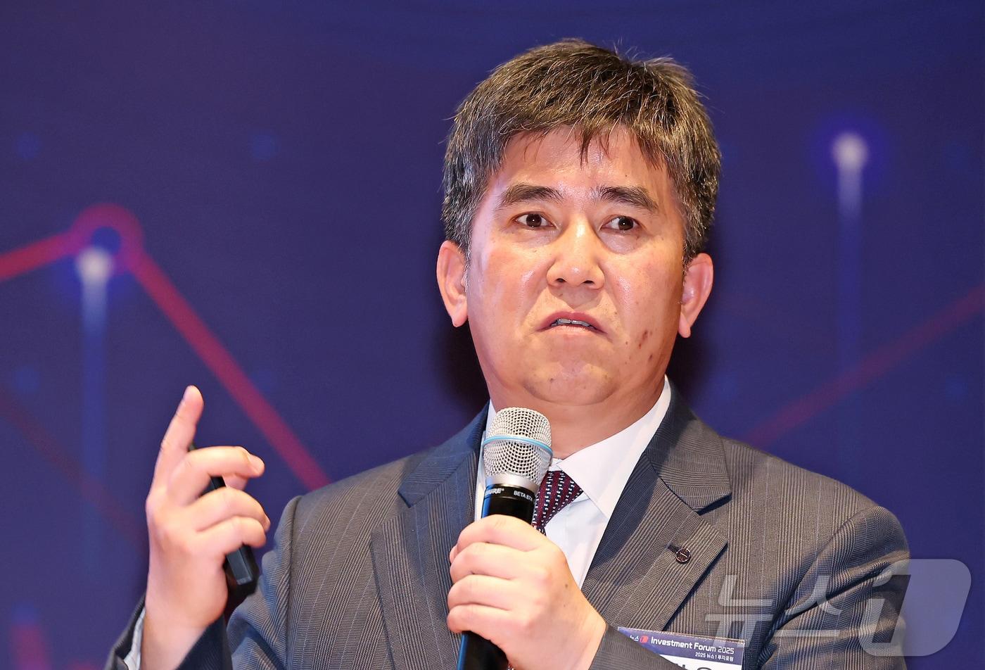 윤창용 신한투자증권 리서치본부장이 22일 서울 여의도 한국거래소에서 열린 2025 뉴스1 투자포럼(NIF)에서 경제 및 금융시장 전망: 국가자본주의를 주제로 발표하고 있다. 민영뉴스통신사 뉴스1 주최로 열린 이번포럼은 '진짜 성장, 코스피 5000의 길'을 주제로 자본시장 전문가들이 총출동해 정보를 나눈다. 2025.10.22/뉴스1 ⓒ News1 장수영 기자