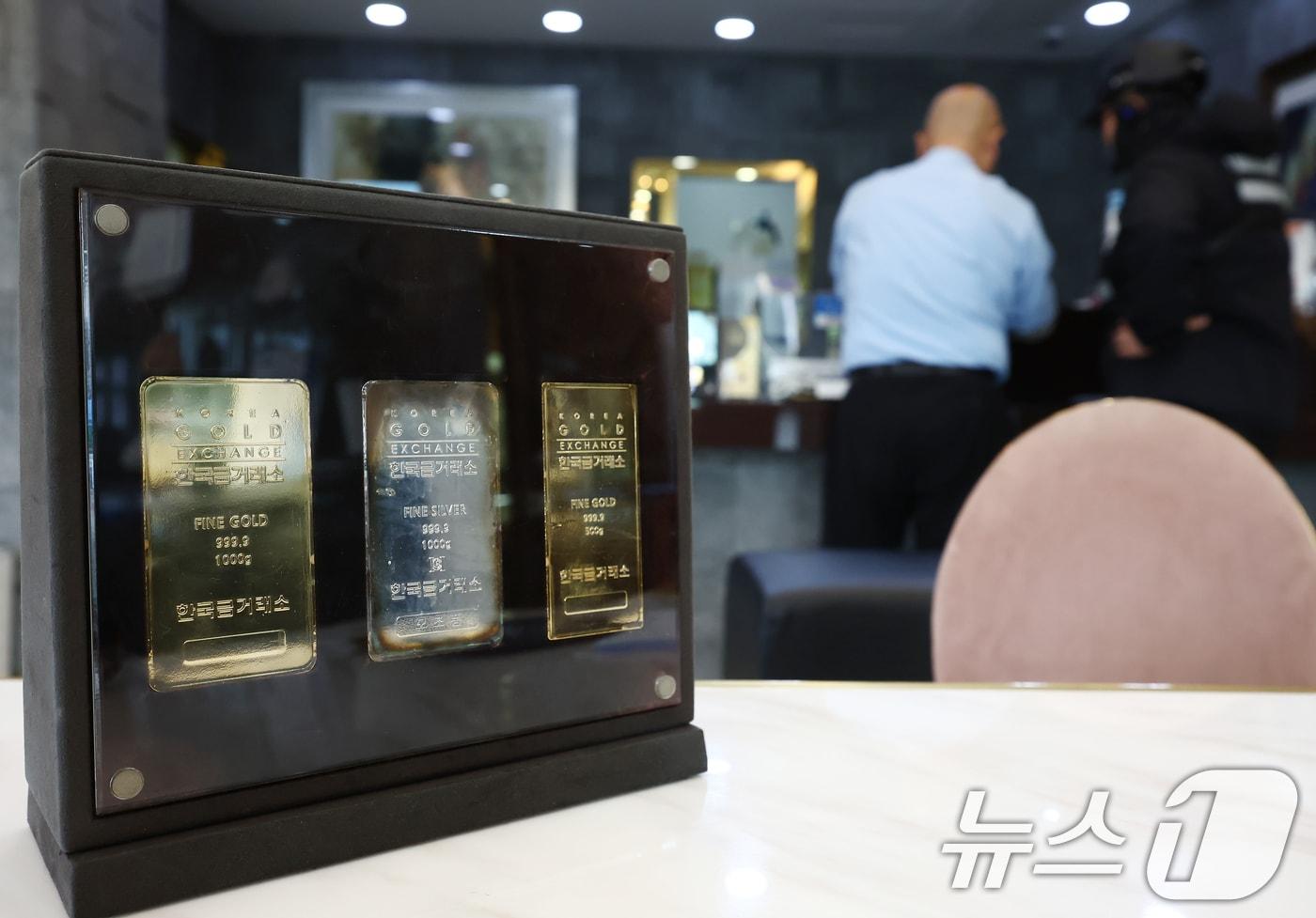   서울 종로구 한국금거래소에  골드바가 진열돼 있다. ⓒ News1 김민지 기자