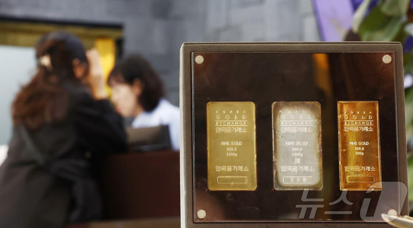 사상 최고가를 경신하며 고공행진을 이어가던 국제 금값이 21일&#40;현지시간&#41; 하루만에 6% 넘게 급락했다. 로이터에 따르면 금 현물 가격은 이날 온스당 4115.26달러로 전장 보다 5.5% 하락했다. 장중 한때는 6.3% 내린 4082.03달러까지 떨어졌다. 이는 2013년 이후 일간 기준 최대 하락률이다.  사진은 22일 오후 서울 종로구 한국금거래소에 진열된 골드바. 2025.10.22/뉴스1 ⓒ News1 김민지 기자