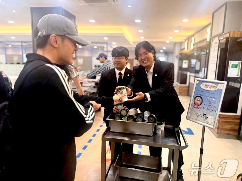 본문 이미지 - 국민대학교는 개교 79주년을 기념한 'KMU PRIDE WEEK'(국민대 자부심 주간) 행사 일환으로 지난 15~21일 학생들의 중간고사 준비를 응원하는 '천원의 저녁밥' 행사를 진행했다.(국민대 제공)