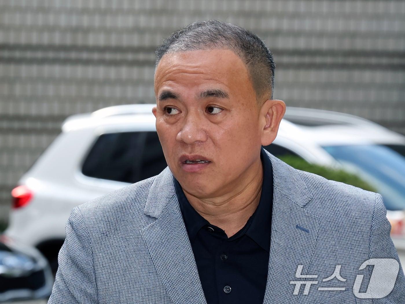 본문 이미지 - 공천개입 의혹을 받는 &#39;정치 브로커&#39; 명태균씨가 22일 오후 서울 서초구 서울중앙지방법원에서 열린 김건희 여사의 주가 조작·통일교 뇌물·공천 개입 등 혐의 3차 공판에 증인으로 출석하고 있다. 2025.10.22/뉴스1 ⓒ News1 황기선 기자