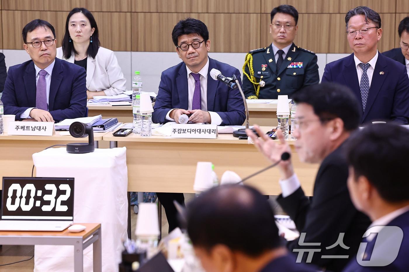 김현수 주캄보디아 대사대리가 22일&#40;현지시간&#41; 캄보디아 프놈펜 주캄보디아 한국 대사관에서 열린 외교통일위원회 주캄보디아대사관·주베트남대사관·주태국대사관·주라오스대사관에 대한 국정감사에 출석해 의원 질의를 듣고 있다. 2025.10.22/뉴스1 ⓒ News1 김도우 기자