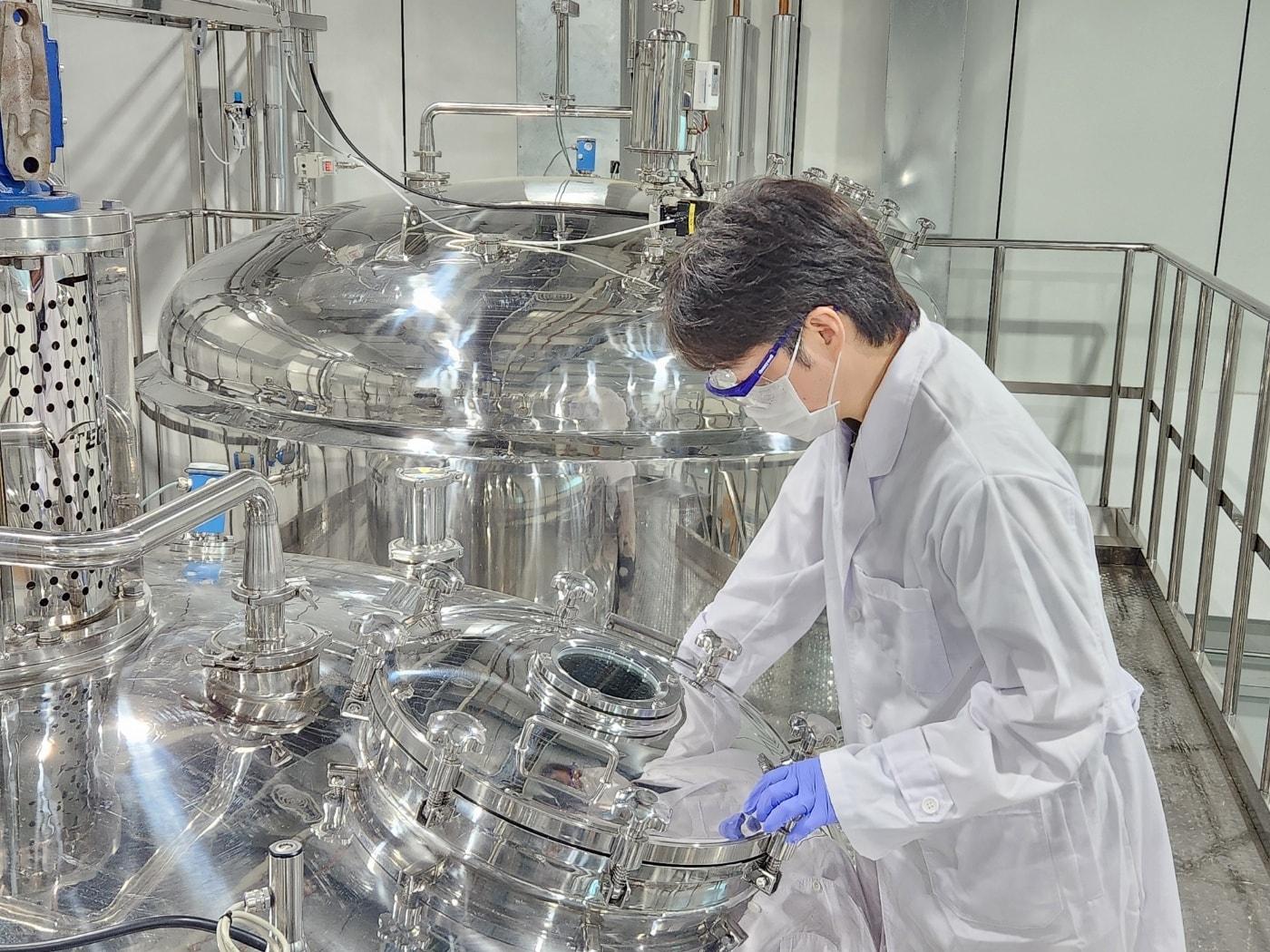 본문 이미지 - 지투지바이오 연구원이 생산시설을 살펴보고 있다.(지투지바이오 제공)/뉴스1