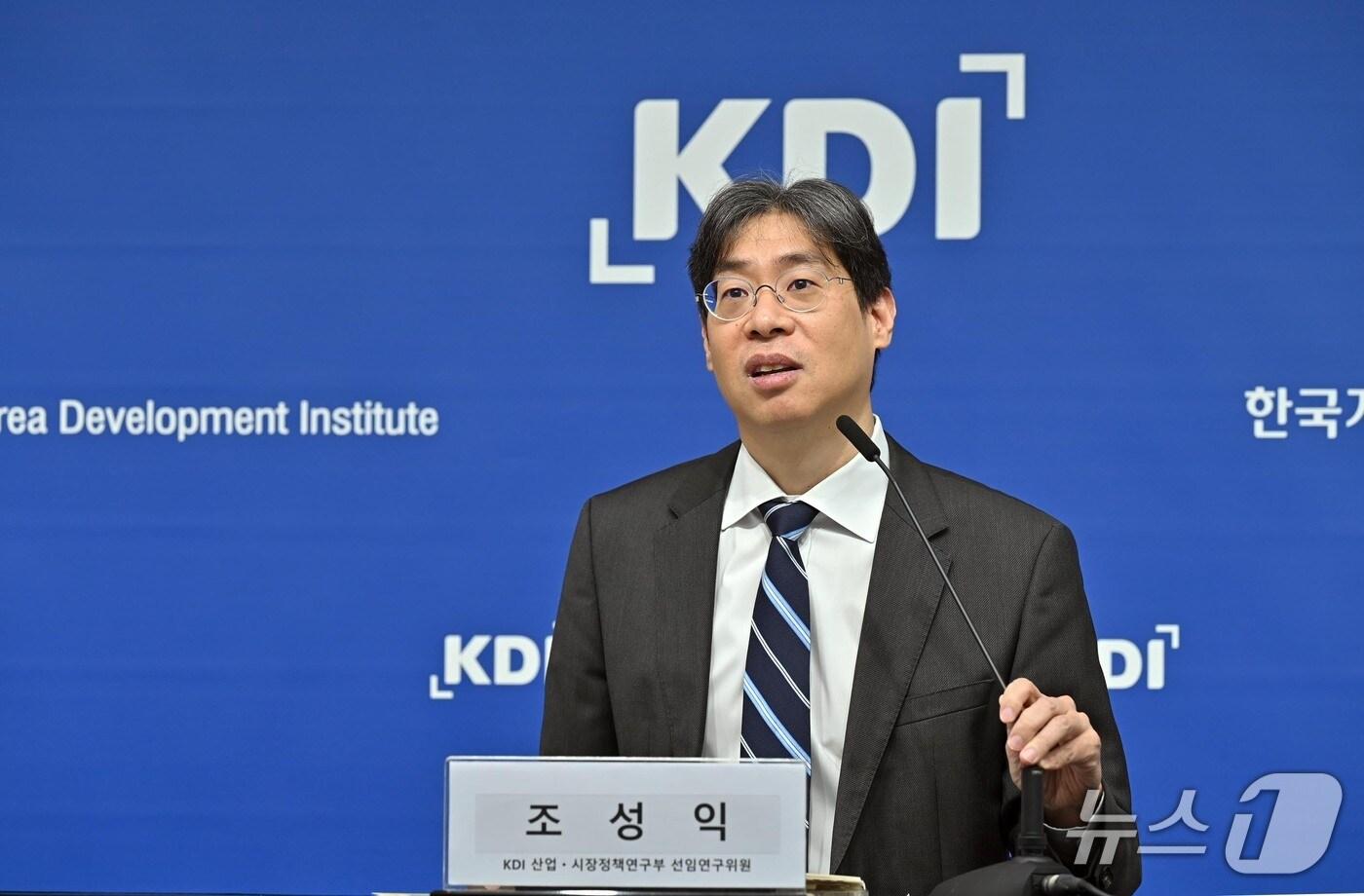 본문 이미지 - 조성익 KDI 산업·시장정책연구부 선임연구위원이 22일 정부세종청사에서 브리핑을 진행하고 있다.(KDI 제공) 2025.10.22/뉴스1