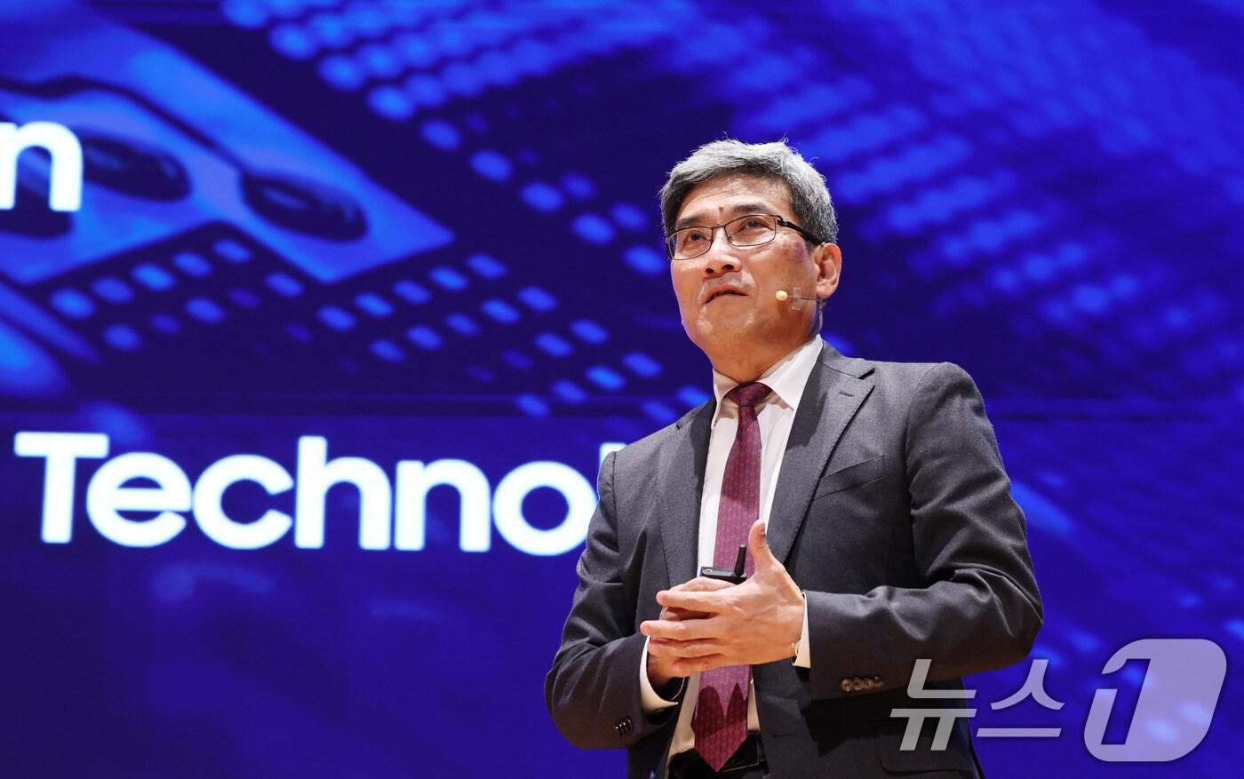 송재혁 삼성전자 최고기술책임자&#40;CTO&#41;가 22일 오후 서울 강남구 코엑스에서 열린 제27회 반도체 대전&#40;SEDEX 2025&#41;에서 &#39;시너지를 통한 반도체 혁신&#39;을 주제로 강연하고 있다. 2025.10.22/뉴스1 ⓒ News1 박지혜 기자