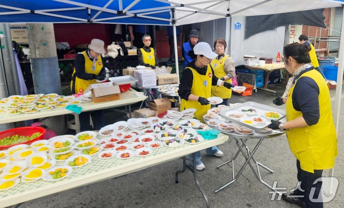 한국자유총연맹 괴산군지회 청년회(청년회장 최관선)는 22일 지역 어르신 300여 명을 초청해 사랑의 자장면 나누기 행사를 개최했다.(괴산군 제공, 재판매 및 DB금지)/뉴스1
