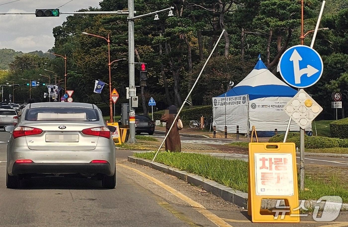 진주 10월 축제 차량 통제 안내문. 뉴스1 한송학기자