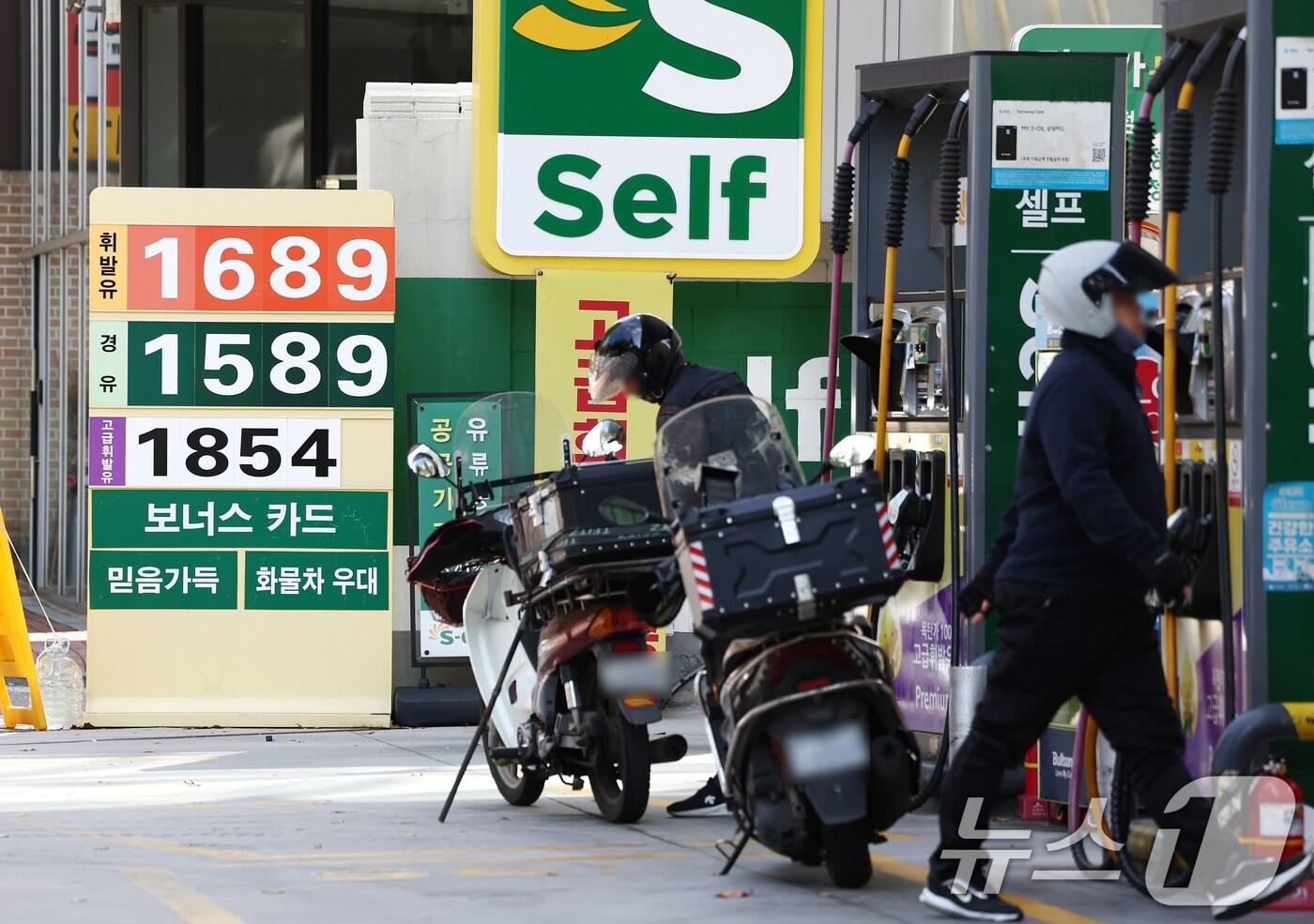 정부가 이달 말 종료 예정이던 유류세 인하 조치를 두 달 더 연장하기로 한 22일 오후 서울 시내의 한 주유소에서 시민들이 기름을 넣고 있다. 다만, 인하율은 소폭 축소돼 휘발유는 기존 10%에서 7%로, 경유와 LPG 부탄은 15%에서 10%로 축소된다. 이에 따라 다음 달부터 유류세는 휘발유는 리터당 25원, 경유는 리터당 29원, 부탄은 리터당 10원씩 늘어난다. 2025.10.22/뉴스1 ⓒ News1 김민지 기자