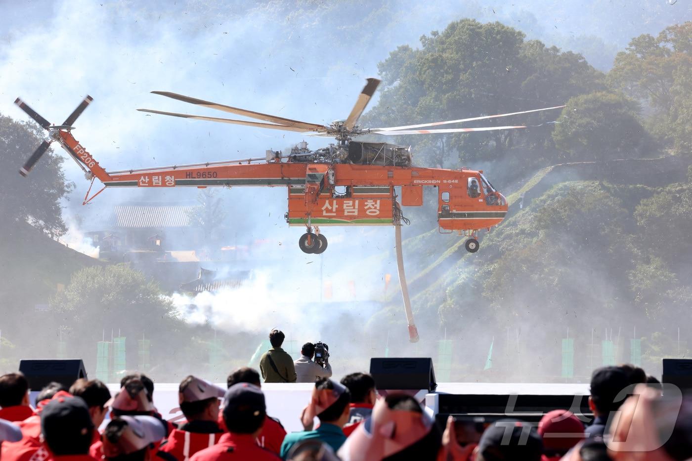 22일 오전 충남 공주시 금강변에서 열린 2025 산불진화 통합훈련에서 산불진화 헬기들이 공중 진화를 전개하고 있다. 이날 훈련은 충남, 공주, 산림청, 소방, 군, 경찰, 기상청 등 7개 기관 총 650여 명이 참여했다. 2025.10.22/뉴스1 ⓒ News1 김기남 기자
