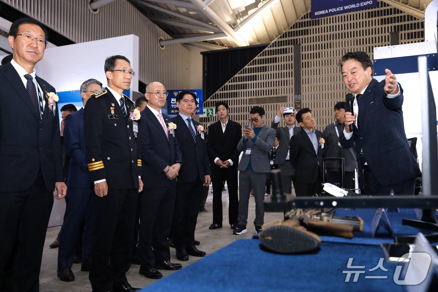 목성호 지식재산처장 직무대리(앞줄 왼쪽에서 4번째)가 참가기업의 부스를 관람하고 있다.(지식재산처 제공.재판매 및 DB금지)/뉴스1 