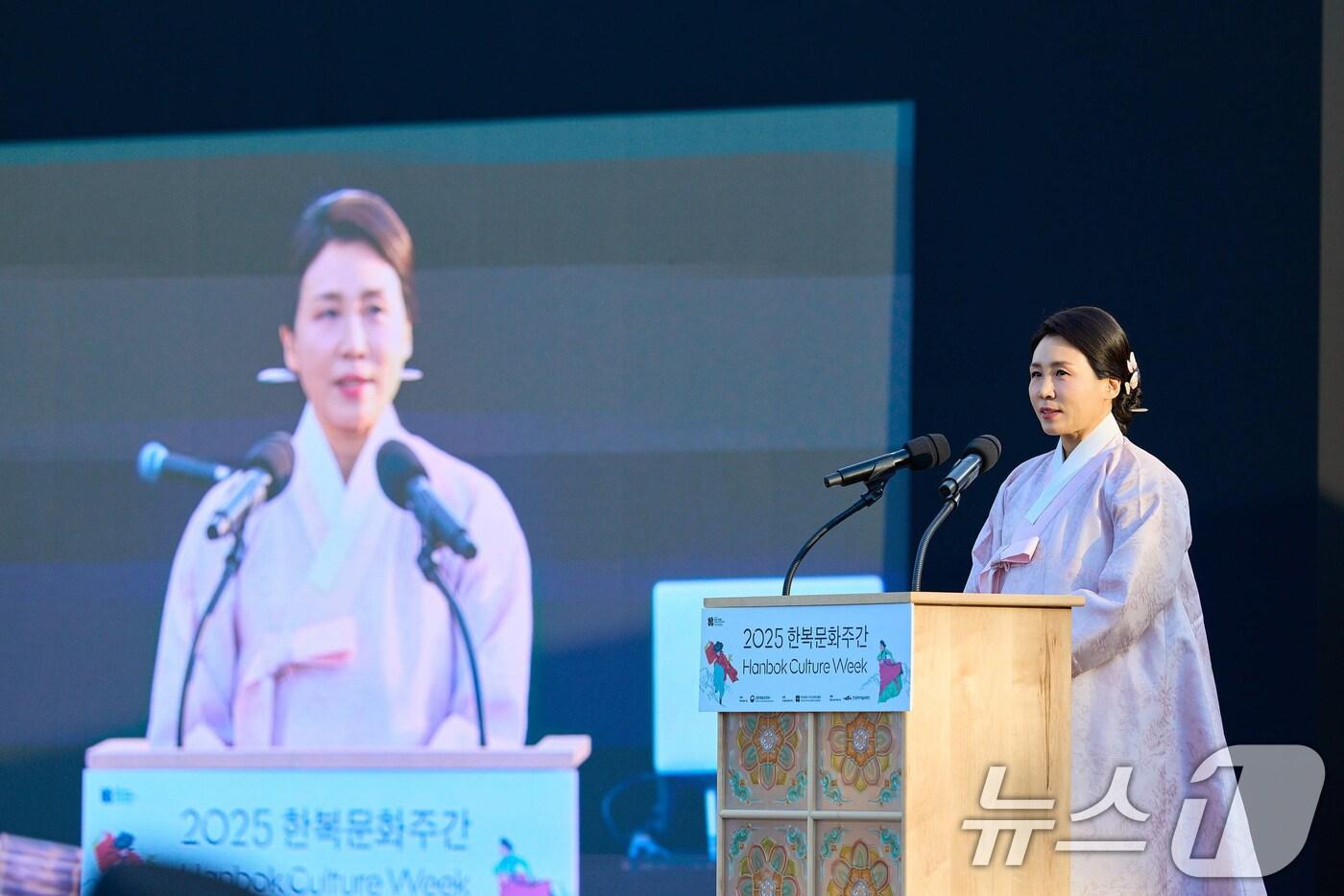 이재명 대통령 부인 김혜경 여사가 지난 21일 서울 종로구 의정부시 역사유적 광장에서 한복의 날을 맞아 열린 '2025 한복문화주간 기념행사'에서 축사하는 모습. (대통령실 제공. 재판매 및 DB 금지) 2025.10.22/뉴스1 ⓒ News1 허경 기자