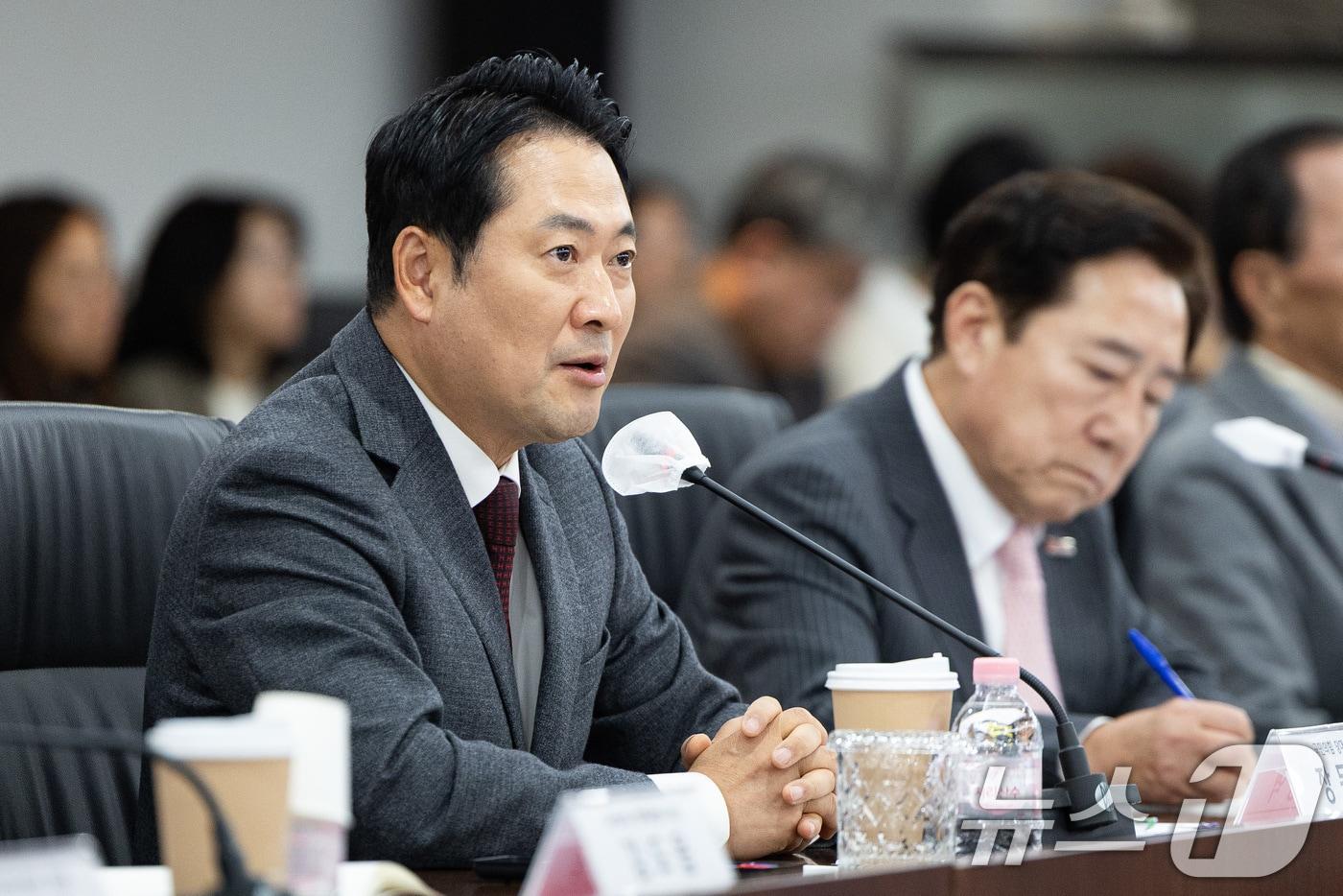 장동혁 국민의힘 대표가 22일 서울 여의도 중소기업중앙회에서 열린 장동혁 국민의힘 당대표 초청 중소기업인 간담회에서 인사말을 하고 있다. 2025.10.22/뉴스1 ⓒ News1 유승관 기자