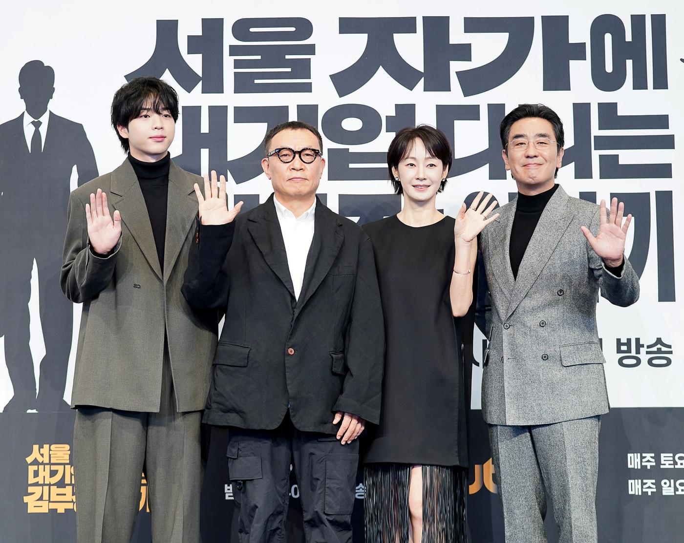 본문 이미지 - (왼쪽부터) 배우 차강윤, 조현탁 감독, 배우 명세빈, 류승룡 / 사진제공=JTBC