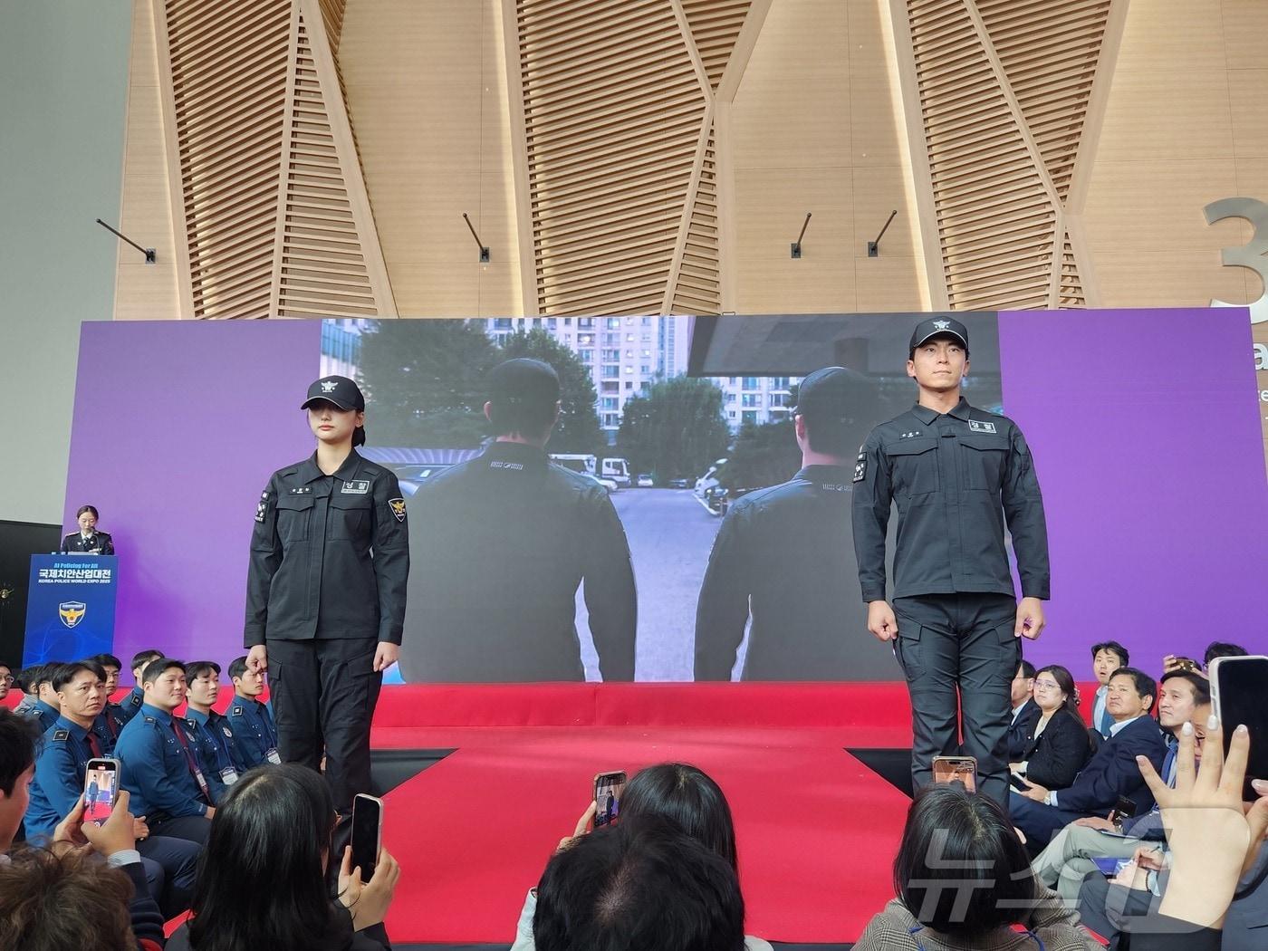 본문 이미지 - 22일 인천 송도컨벤시아에서 열린 '제7회 국제치안산업대전'에서 경찰복제 쇼케이스 행사를 하고 있다. (경찰청 제공. 재판매 및 DB금지) 2025.10.22/뉴스1