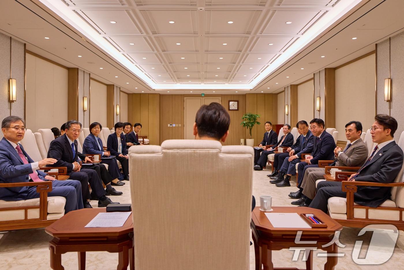 이재명 대통령이 지난 21일 서울 용산 대통령실 청사에서 국무위원들과 차담회를 하고 있다. (대통령실 제공. 재판매 및 DB 금지) 2025.10.22/뉴스1 ⓒ News1 허경 기자